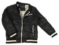 Černo-bílá šusťáková prošívaná zimní bunda s nápisem 