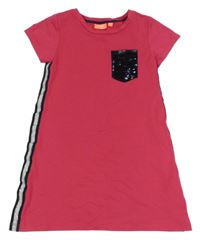 Fuchsiové šaty s pruhy a flitrovou kapsou 