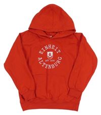 Červená mikina s nápisy a erbem a kapsou a kapucí AWDis