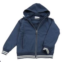 Tmavomodrý softshellový bomber s pruhy a odepínací kapucí TCM