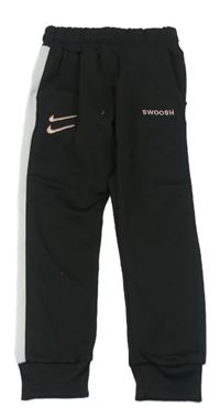 Černo-bílé sportovní kalhoty s nápisem 