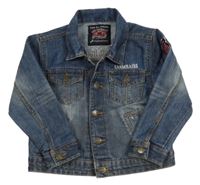 Modrá riflová bunda s nápisem