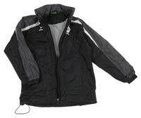 Černo-šedá šusťáková fotbalová bunda s ukrývací kapucí Errima