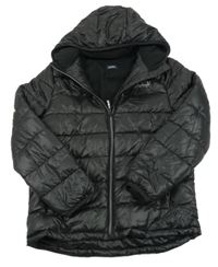 Černá prošívaná šusťáková zimní bunda se znakem a kapucí 