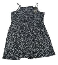 Nové - černo-bílý kytičkovaný letní overal s volánkem New Look