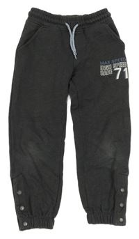 Tmavošedé tepláky s nápisem a číslem Kids