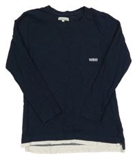 Tmavomodré triko s kapsou