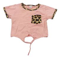 Růžové crop tričko se vzorovanou kapsou