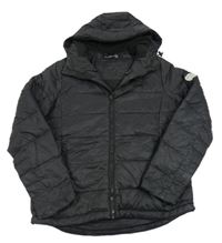 Černá prošívaná šusťáková zimní bunda s nášivkou a kapucí