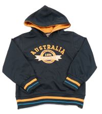 Černá mikina s nápisy a číslem a kapsou a pruhy a kapucí