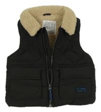 Černá prošívaná šusťáková zateplená vesta s nášivkou a límečkem F&F