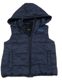 Tmavomodrá šusťáková zateplená vesta s nášivkou a kapucí Name it