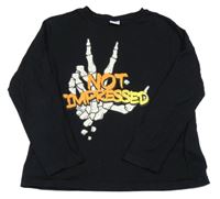 Černé triko s nápisem a kostrou ruky Chapter young