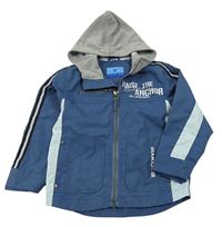 Tmavomodrá šusťáková jarní bunda s nápisem a teplákovou kapucí