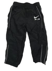 Černé šusťákové kalhoty s logem Nike