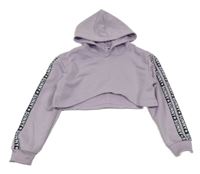 Lila crop mikina s nápisem na rukávu a kapucí shein