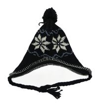 Černo-bílá pletená čepice s vločkami a bambulí 