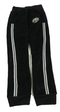 Černé sametové tepláky s pruhem a nášivkou 