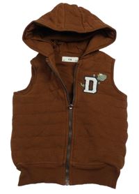 Hnědá zateplená tepláková žebrovaná vesta s písmenem a dinem a kapucí C&A