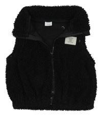 Černá huňatá vesta s nášivkou 