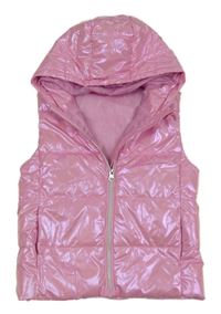 Růžová metalická šusťáková zateplená vesta s kapucí Dunnes