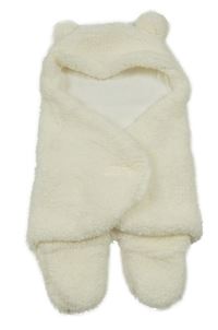 Bílá huňatá zateplená deka do autosedačky s kapucí 