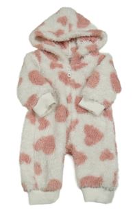 Bílá chlupatá kombinéza se srdíčky a kapucí 