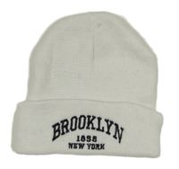 Bílá pletená čepice s nápisy a číslem 