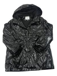 Černý lesklý latexový zateplený kabát s kapucí ZARA