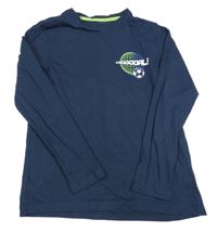 Tmavomodré triko s míčem a nápisem PRIMARK