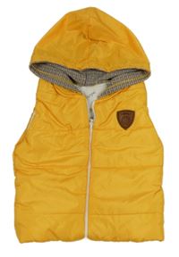 Žlutá šusťáková zateplená vesta s nášivkou a kapucí 