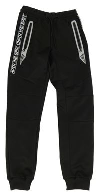 Černé sportovní tepláky s nápisem Chapter young