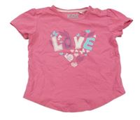 Růžové tričko s nápisem a květy 