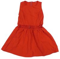 Červené šaty s průstřihy 