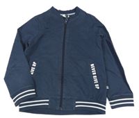 Tmavomodrá propínací mikina s nápisy a pruhy coccodrillo