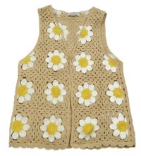 Hnědá perforovaná svetrová vesta s květinami Primark