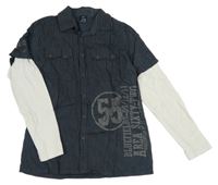 Tmavomodrá pruhovaná košile s nápisem a bílými rukávy 