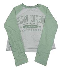 Bílo-zelenkavé crop triko s nápisem M&Co.