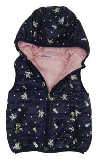 Tmavomodrá šusťáková zateplená vesta s obrázky a kapucí 