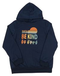 Tmavomodrá lehká mikina s nápisem a kapucí 