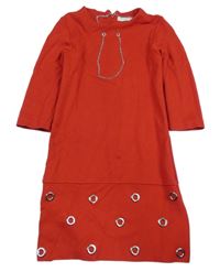 Červené šaty s řetězy a cvočky 