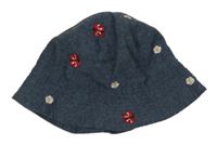 Tmavomodrý květovaný klobouk s motýlky 