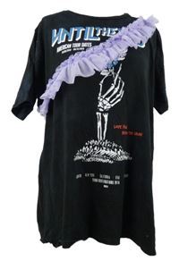 Dámské černé tričko s potiskem a volánkem Asos 