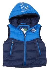 Nové - modro-tmavomodrá šusťáková zateplená vesta s nášivkou a kapucí C&A