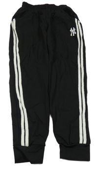 Černé tepláky s výšivkou a pruhy