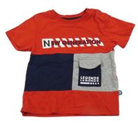 Červeno-šedo-tmavomodré tričko s nápisem a kapsou 