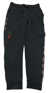 Černé tepláky s proužkem a kapsou F&F