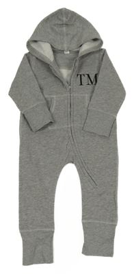 Šedý teplákový overal s písmeny a kapucí 
