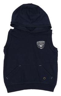 Tmavomodrá tepláková vesta s nášivkou a kapucí 