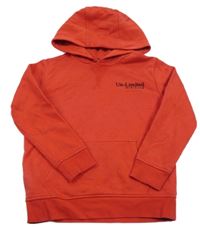 Červená mikina s nápisem a kapucí George